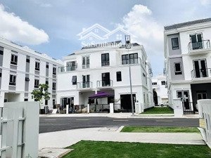 cần bán gấp căn nhà 9x11,3m2, đường trước nhà hơn 14m, cách công viên hồ 10m, sổ hồng rồi