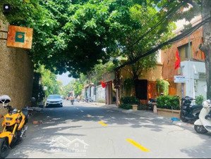 bán nhà mt ngô quang huy, thảo điền,q2 20x35m tổng dt 671m2, nhà 2 tầng và khuôn viên giá 145 tỷ