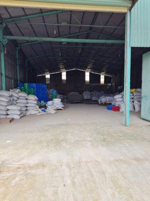 cho thuê xưởng tân uyên bình dương. tổng diện tích đất 800m2. diện tích xưởng 600m2. giá 35tr