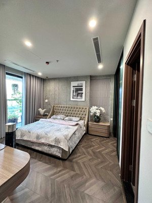 gia đình bán căn hộ 144m2, 3 phòng ngủ, tầng trung ban công hướng mát chung cư the nine. giá 15 tỷ