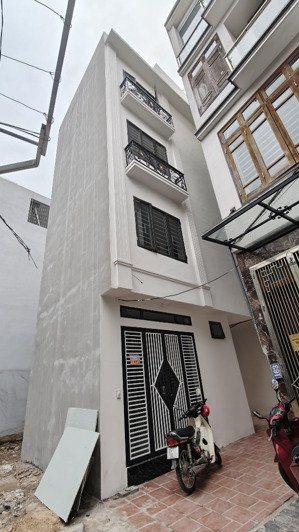 bán gấp nhà mới 5 tầng đẹp ngay ngã 5 hà trì- đa sỹ -hà đông chỉ 7 tỷ, sát ngay trục đường lớn 32m.