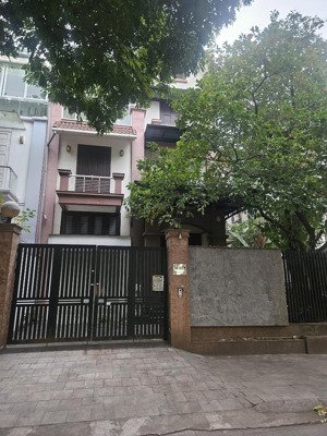 biệt thự văn quán 180m, 3 tầng, 6pn sân vườn đẹp vị trí vàng ở ngay chỉ 40 tỉ