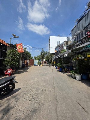 dt: 3,7x12, hẻm 8m thông đường lê văn quới thông qua hương lộ 2