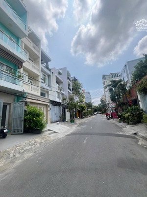 bán gấp nhà 4x25m, 4tầng giá 13.8tỷ, mt đường số 39 kế lâm văn bền, q.7