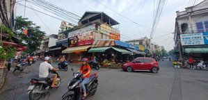 bán căn góc 1t1l 14x27m, mặt tiền chợ 434 p.bình hòa, đang thuê 100tr/th