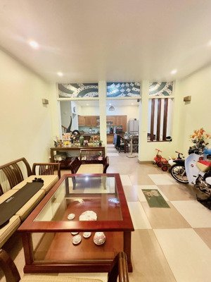 bán nhà phân lô lạc trung, mặt tiền hơn 7m, trước nhà vỉa hè, 2 ô tô tránh, dân trí cao, 24 tỷ