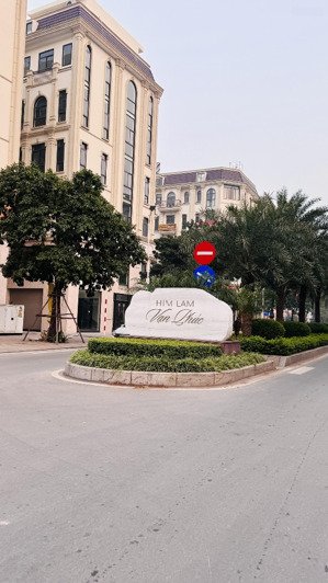 chính chủ tôi lô góc đối diện him lam dt 54m2. đường trước nhà 24m vỉa hè 5 m . kd .giá 22 tỷ