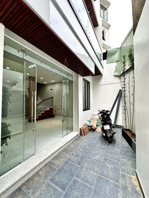 nhà đẹp xây mới sân cổng tiêng phố trần nguyên hãn - gần hồ tam bạc