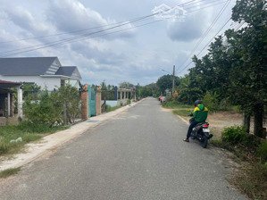 chủ cần bán gấp lô đất ngay mặt tiền đường dt748 diện tích 399,2m2 có 100m2 thổ cư. lh 