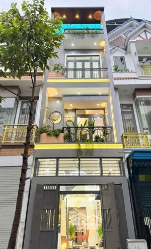cô nga bán nhà cao văn lầu-quận 6.
giá 2tỷ850/74,9m2 cách chợ bình tây 200m. đang cho thuê 17tr/th.