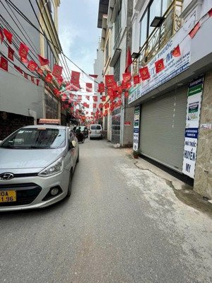 bán nhà 5 tầng ngay sát quốc lộ 6 tổ 1 yên nghĩa
dt35m
đường thông rộng thênh thang, trước nhà ô tô