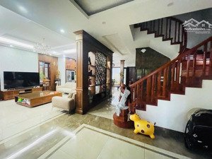 vợ chồng bác lan hùng bán nhà 5 tầng, gần chợ, gần hồ sinh thái, ô tô đỗ cửa, giá 10.5 tỷ