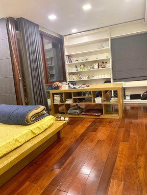 6.25 tỷ. không ở thì cho thuê. căn nhà 31m2 x 3m x 5 tầng x 4pn. đường 3m. ngõ 177 - phú kiều