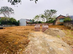 giá chỉ nhỉnh 1.3tỷ có ngay lô đất hộ khẩu hà nội.xung quanh dân trí cao .lh : 