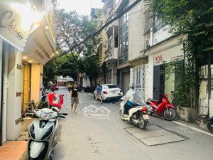 chính chủ bán nhà mặt ngõ oto tránh đỗ huỳnh thúc kháng đống đa. sổ 69m2x5 tầng. nhà dân.