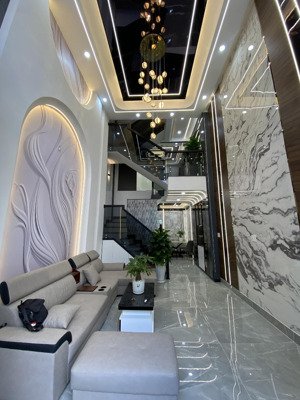 bán nhà lê văn quới, 6,7 tỷ, 45m2, 5 tầng, nội thất đầy đủ-gần ngã 4 bốn xã vài bước chân