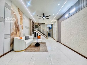 nhà mặt tiền đường 8m vừa ở vừa kinh doanh xây mới 3 tầng 50m2 nội thất xịn gần cv làng hoa