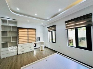 2 phút ra ga cát linh 3 phút ra sân vận động hàng đẫy nhà lô góc 2 thoáng 7 tầng thang máy xây m