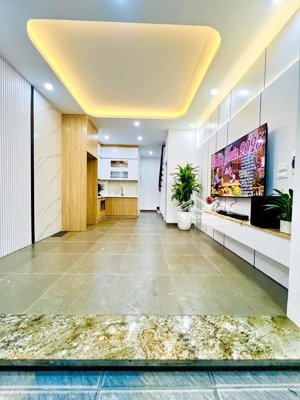 bán nhà phố phạm văn đồng: dt:33m.6tầng. mt:3,7m. giá:11,8 tỷ