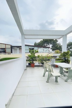 xe tải thông nhà 5 tầng - 1 căn ra mặt tiền.