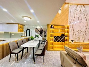 rẻ quá chỉ 8.15 tỷ nhà mặt ngõ phố đại la, sát ôtô, sạch thoáng, rộng rãi, cực gần phố, đẹp ở ngay.