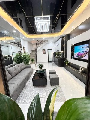 nhà tìm chủ mới phố nguyễn lương bằng ngõ to ,ôtô chờ cửa, tặng nội thất phút ra phố 37m 5 tầng