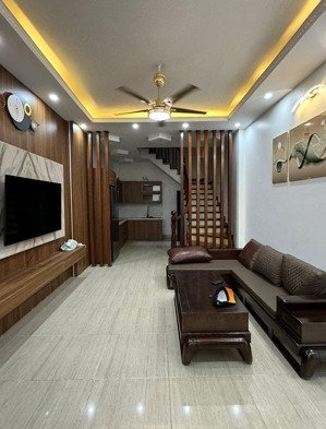 gần trương định- sát oto tránh, ở ngay-34m- nhô 7 tỷ