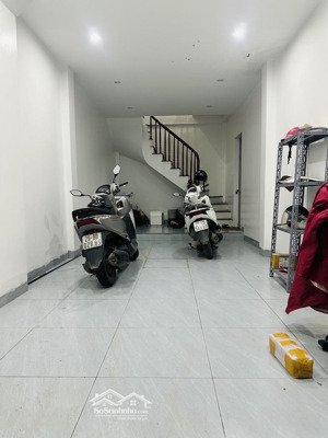 nhà lai xá-lô góc ,38m2-5tầng -nhỉnh 8tỷ,
-ngõ thông -ô tô vào nhà