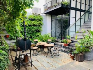 biệt thự mặt tiền quận 1 ở giữa trung tâm nhưng có hồ bơi & sân vườn riêng ngang 10m giá 125 tỷ