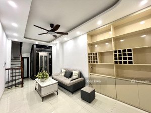 nhà xịn nhất p giảng võ, 6 tầng thang máy, sh quay đầu, ngõ thông gần nhà đài vtv, về ở ngay 32m2