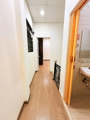 chỉ 1 tỷ nhỉnh - có nhà trệt lầu vào ở ngay, khu an ninh, gần ga metro bình thái, dts 70m2