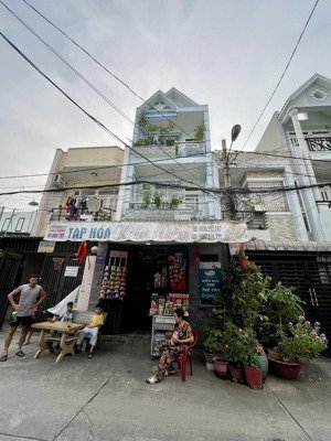 ngay trường tiểu học hoàng văn thụ, hai mặt tiền hẻm ô tô tránh, diện tích 93m2, 3 tầng, 4 phòng