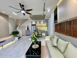 tôi chính chủ cần bán nhà 4 tầng đẹp, đầu kiệt huỳnh ngọc huệ, thanh khê