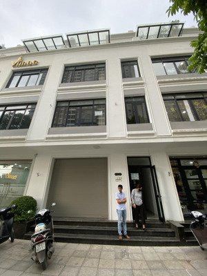 cho thuê nhà mặt phố hàm nghi, nam từ liêm, hn. dt 100m, 5 tầng, thông sàn có thang máy. giá 70tr