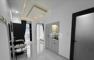 căn hộ dịch vụ 1 phòng ngủ tách bếp, diện tích 40m, nhà mới, nội thất cao cấp chỉ cần dọn vào ở.