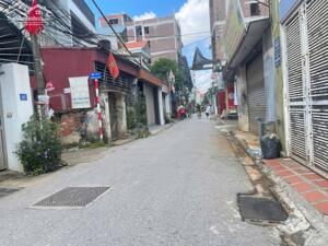 Cần bán gấp mảnh đất hai mặt thoáng tặng căn nhà 2 tầng mặt ngõ 565 Bát Khối, Long Biên