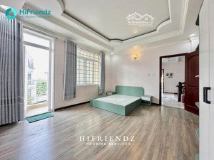 cho thuê studio siêu rộng bancol full nội thất ngay ngã tư nguyễn văn linh