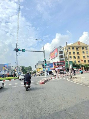 quận 11- nhà 2 tầng ,hxt ngay mặt tiền ,lạc long quân , đầm sen - 8x 20m bề thế