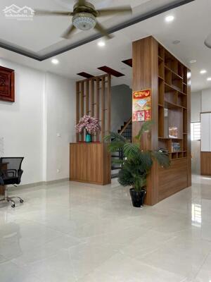 NHÀ VỊ TRÍ ĐẸP PHƯỜNG BẮC NHA TRANG- CÁCH BIỂN 400M.