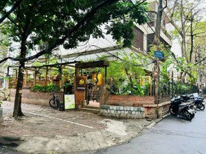cho thuê mbkd nguyễn phong sắc dt 200m2, mặt tiền 8m, giá thuê 30tr, có sân vườn thích hợp làm cafe