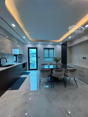 cầu chương dương- bồ đề- long biên. dt 64m x 6 tầng thang máy, ô tô tránh, lô góc. giá 15.4 tỷ