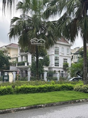 biệt thự siêu vip ciputra hà nội, 350m2 lô góc với sân vườn nội thất cao cấp.