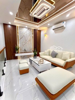 bấn gấp, nhà mặt ngõ tôn đức thắng,30m oto đỗ, trước nhà 3gac quay, nhà đẹp, ở ngay 42m5t