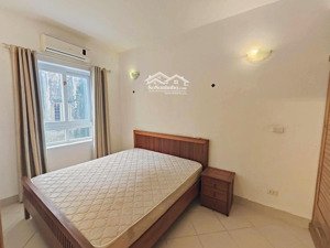 trống phòng tầng 3 1n1k 45m2, ngủ với khách riêng biệt,đều có cửa sổ thoáng đối diện bảo táng hcm