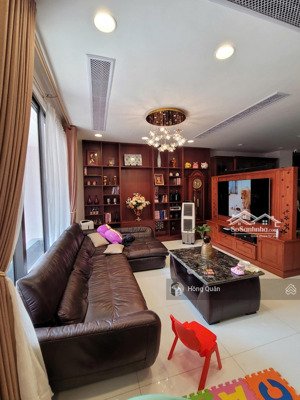 cho thuê biệt thự 8x20m. hầm - 4 tầng - 5 phòng, nội thất cơ bản. giá 55tr/th. lh quân 