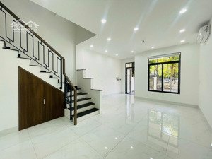 nhà phố view công viên hoàn thiện mới giá 30 triệu. nhà 4pn-5wc phù hợp để ở hoặc văn phòng công ty