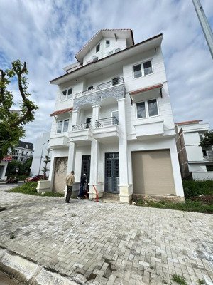 chính chủ bán nhà hoàng quốc việt - cầu giấy - phân lô - ô tô-thang máychờ - 90m x 4tầng giá 17 tỷ