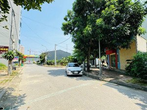 chính chủ bán nhanh lô 100m full thổ cư mặt tiền 8,8m vị trí trung tâm cạnh uỷ ban,trường học