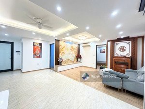 gia đình cần bán căn hộ tại 671 hoàng hoa thám, sổ đỏ cất kết, để lại full đồ nội thất, sẵn vào ở