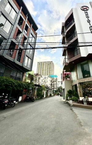 toà căn hộ 5 tầng , đường trải nhựa 8m, sau lưng đường võ nguyên giáp, cách biển chỉ vài bước chân